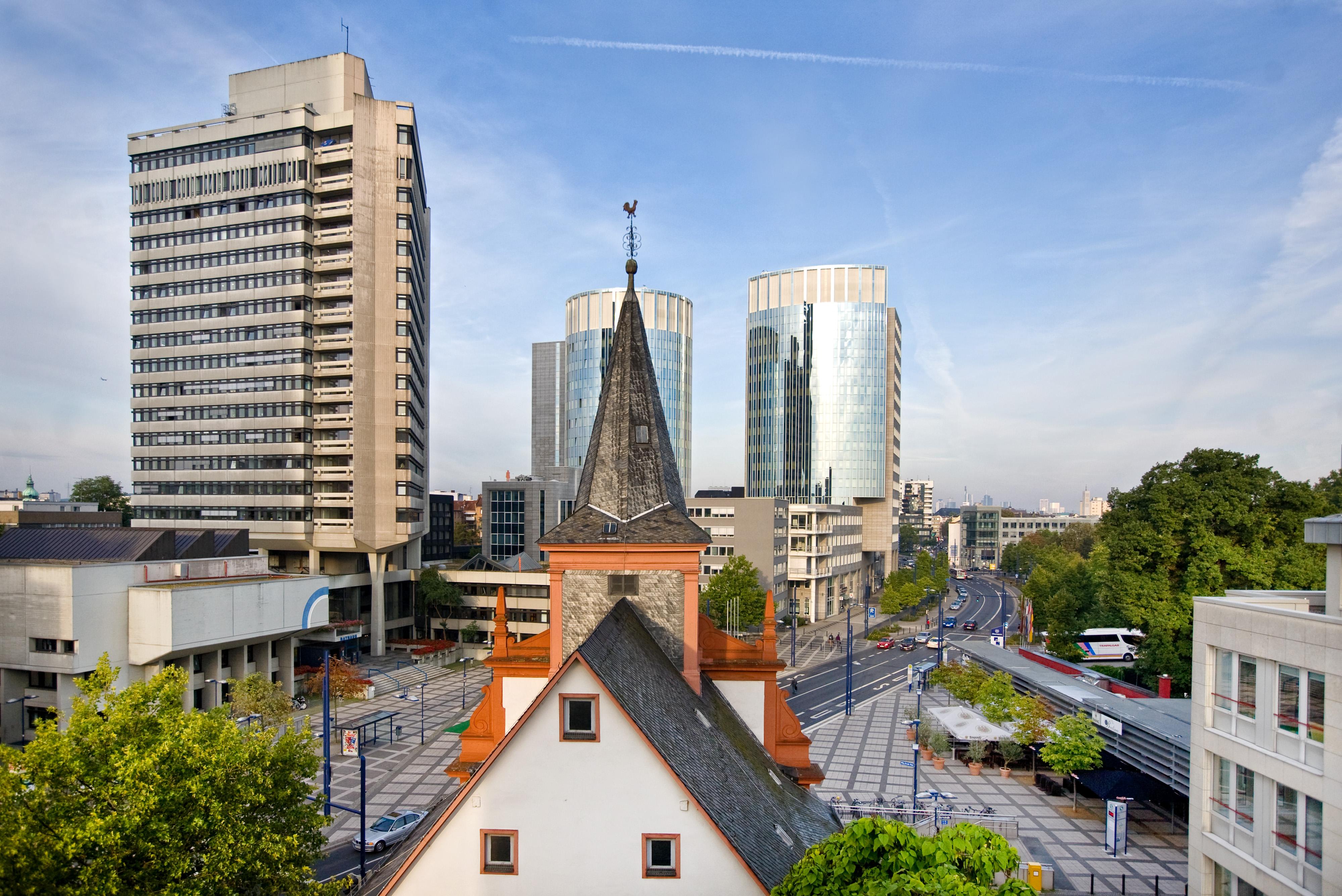 Innenstadt Berliner Straße, Blick über die französisch-reformierte Kirche auf das Rathaus, den Willy-Brandt-Platz und die Berliner Straße